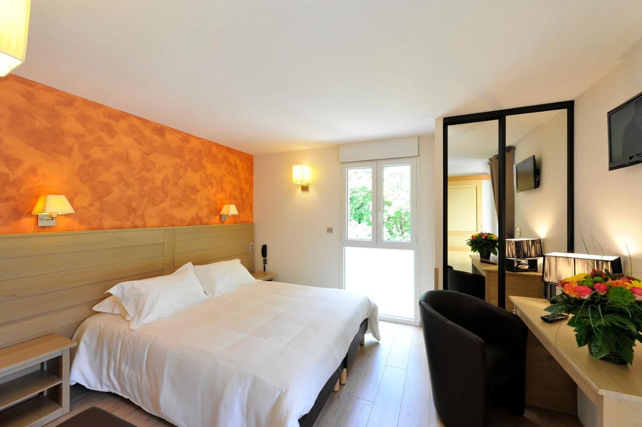 Logis Hotel Restaurant Les 2 Rives - A75, En Bordure De Riviere バナサック エクステリア 写真