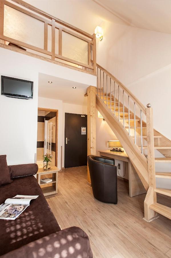 Logis Hotel Restaurant Les 2 Rives - A75, En Bordure De Riviere バナサック エクステリア 写真
