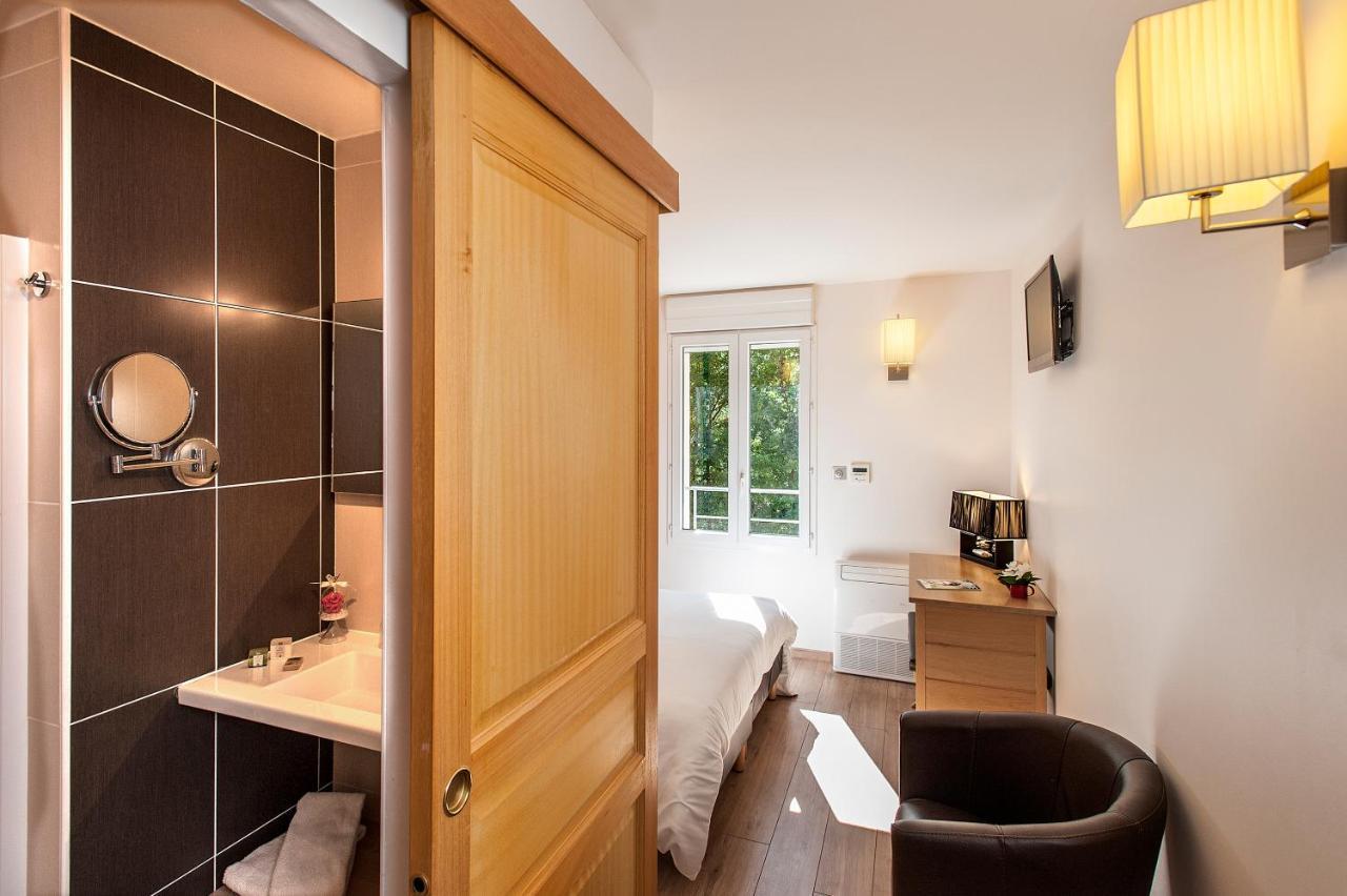 Logis Hotel Restaurant Les 2 Rives - A75, En Bordure De Riviere バナサック エクステリア 写真