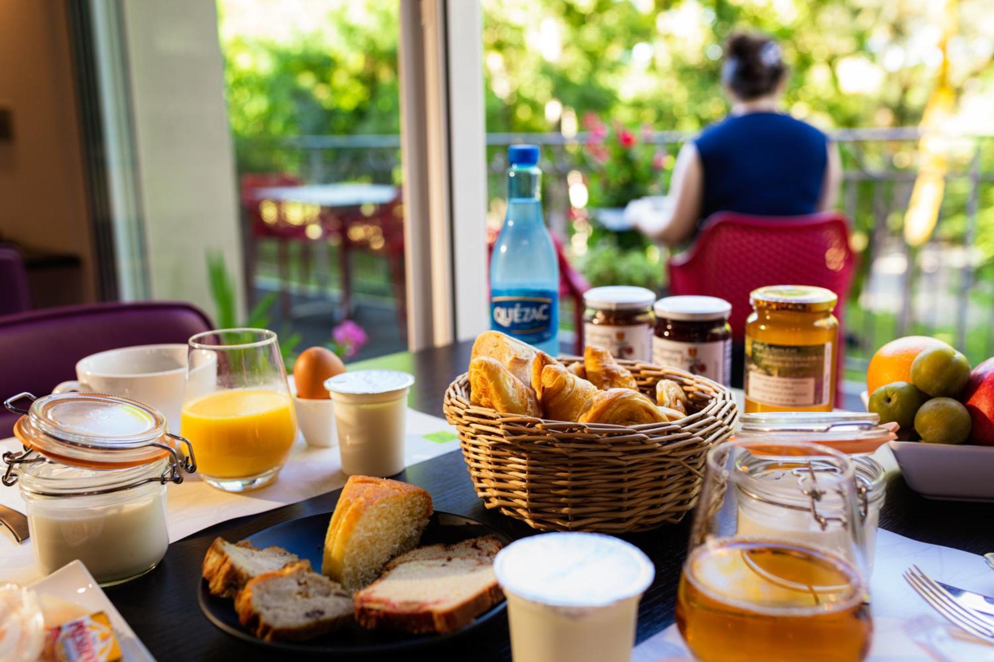 Logis Hotel Restaurant Les 2 Rives - A75, En Bordure De Riviere バナサック エクステリア 写真