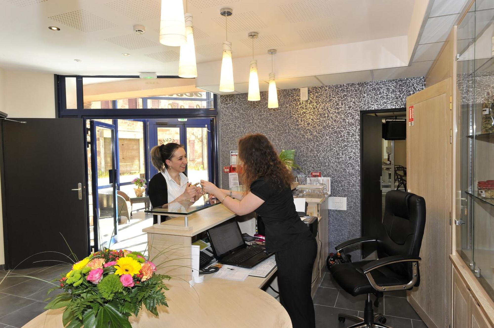 Logis Hotel Restaurant Les 2 Rives - A75, En Bordure De Riviere バナサック エクステリア 写真