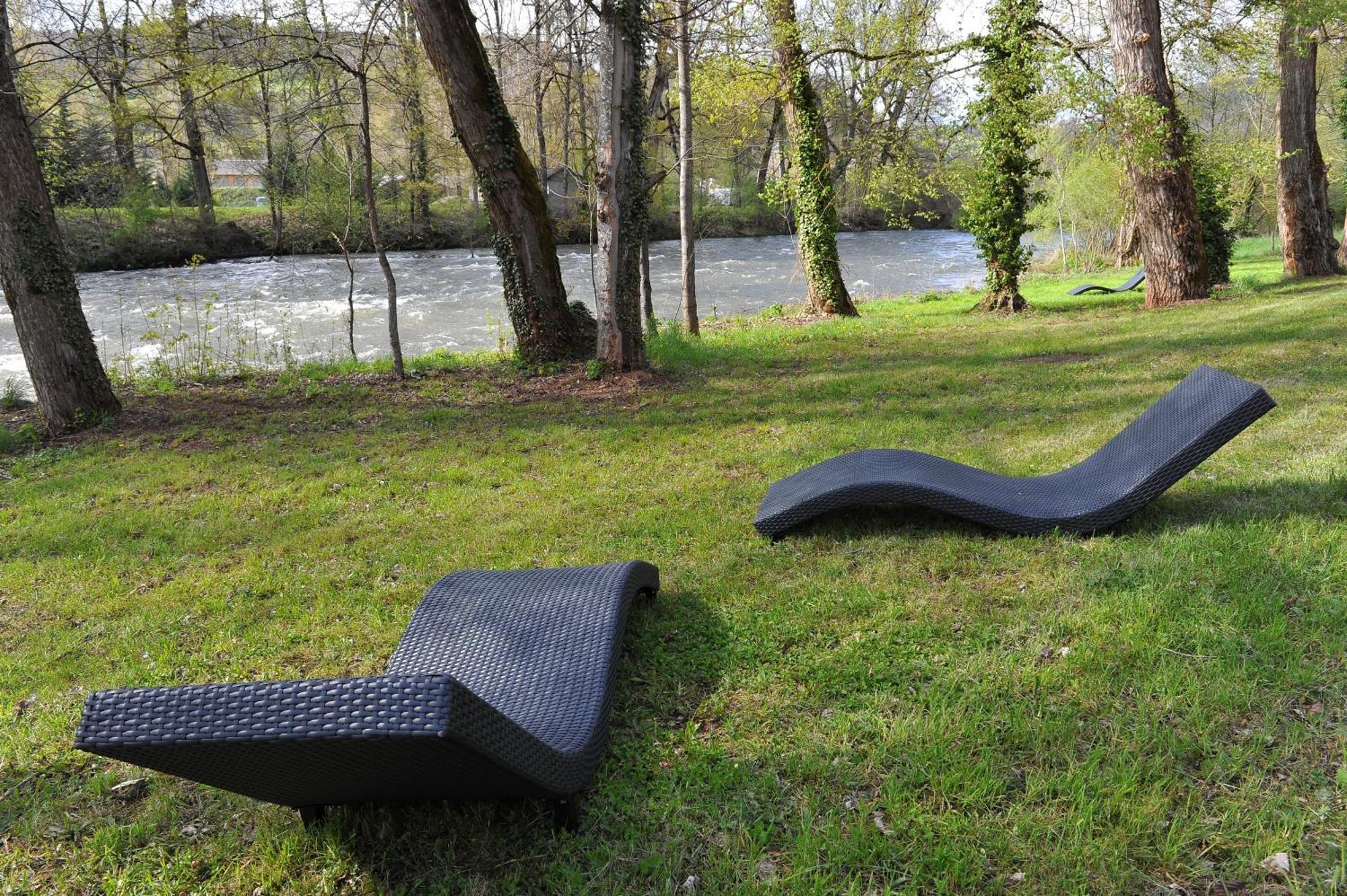Logis Hotel Restaurant Les 2 Rives - A75, En Bordure De Riviere バナサック エクステリア 写真