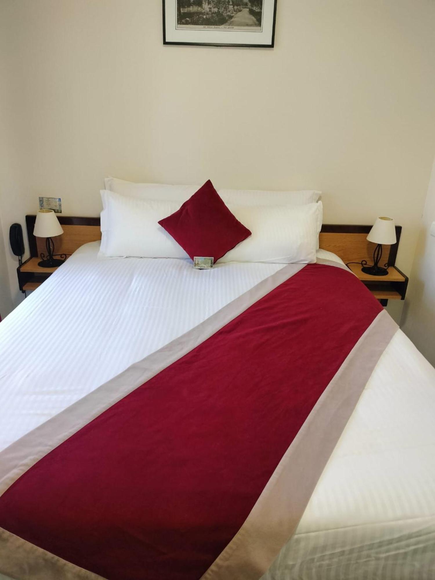 Logis Hotel Restaurant Les 2 Rives - A75, En Bordure De Riviere バナサック エクステリア 写真