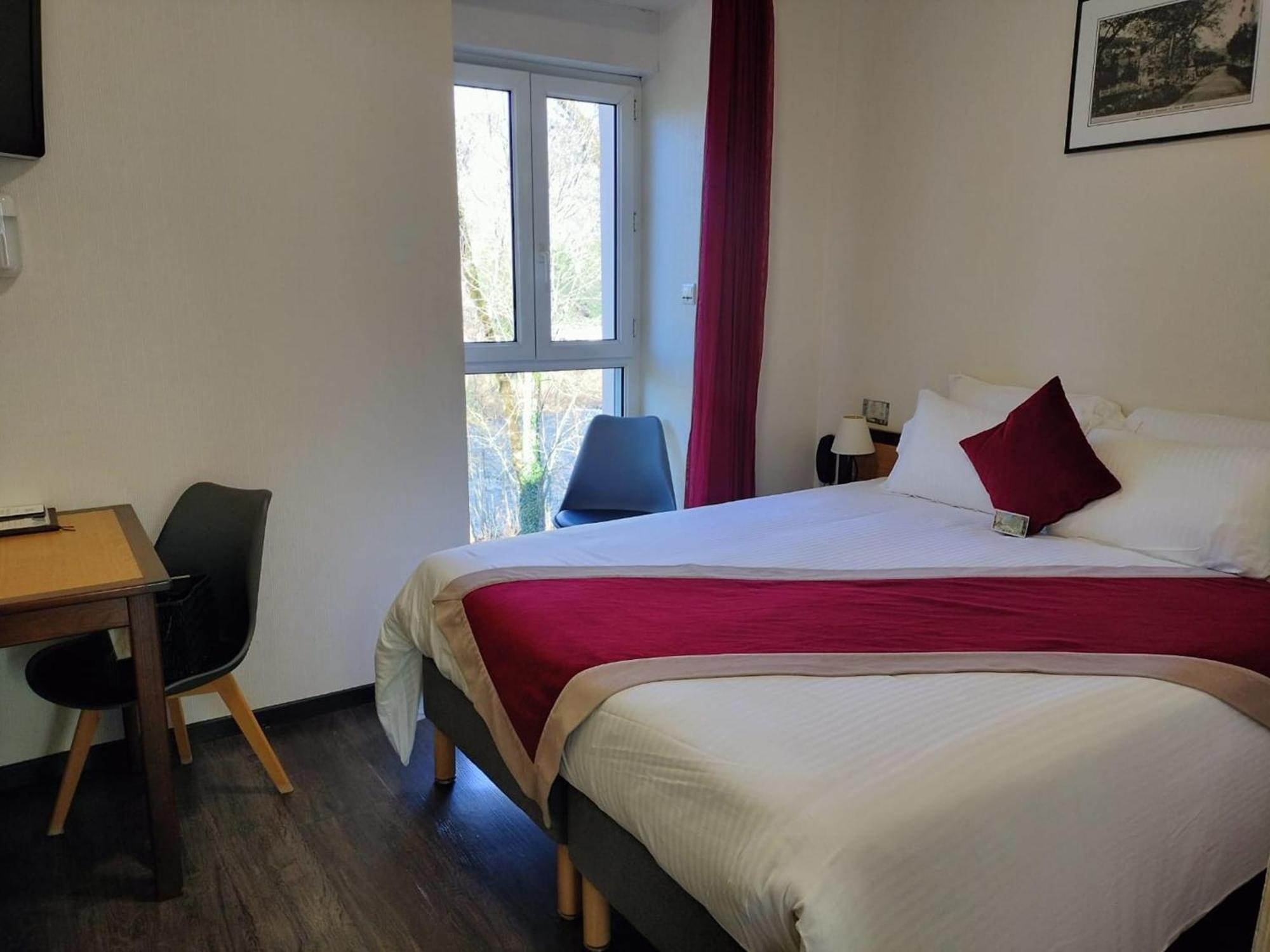 Logis Hotel Restaurant Les 2 Rives - A75, En Bordure De Riviere バナサック 部屋 写真