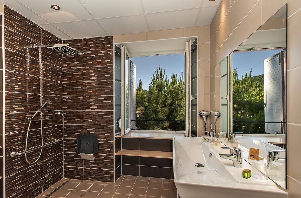 Logis Hotel Restaurant Les 2 Rives - A75, En Bordure De Riviere バナサック エクステリア 写真