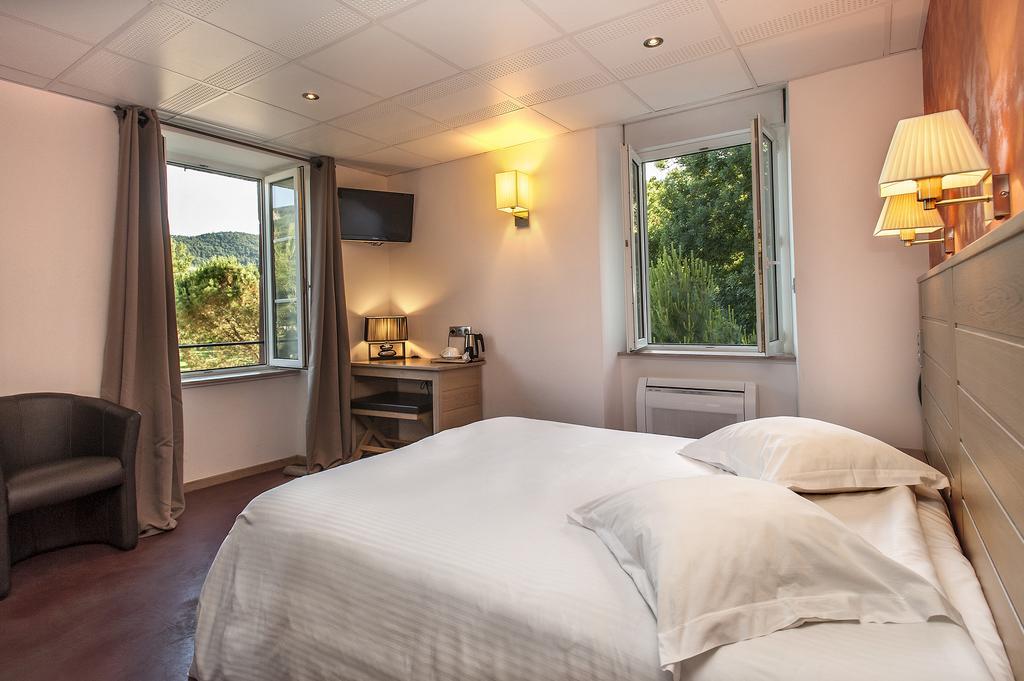 Logis Hotel Restaurant Les 2 Rives - A75, En Bordure De Riviere バナサック エクステリア 写真