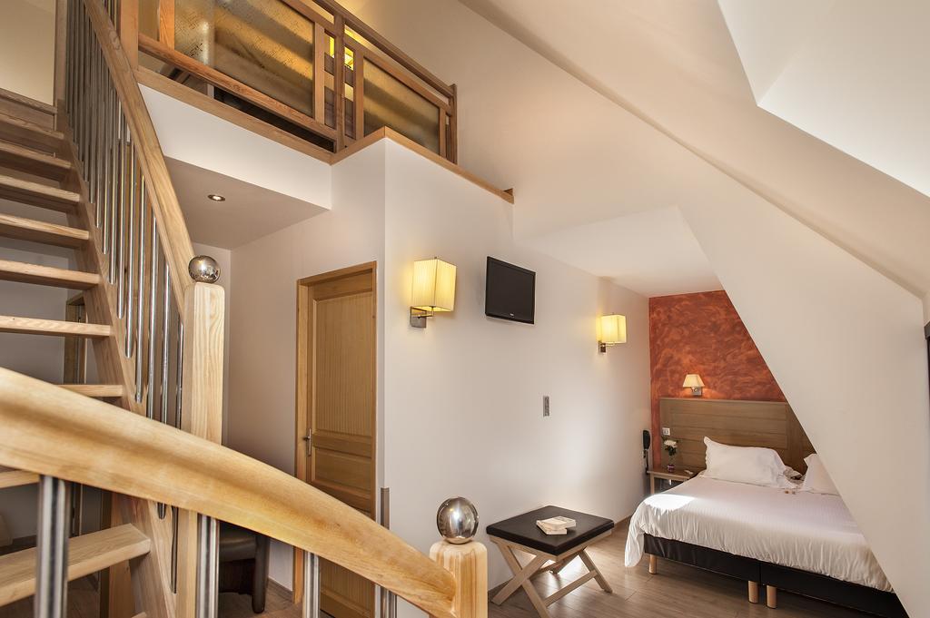 Logis Hotel Restaurant Les 2 Rives - A75, En Bordure De Riviere バナサック エクステリア 写真