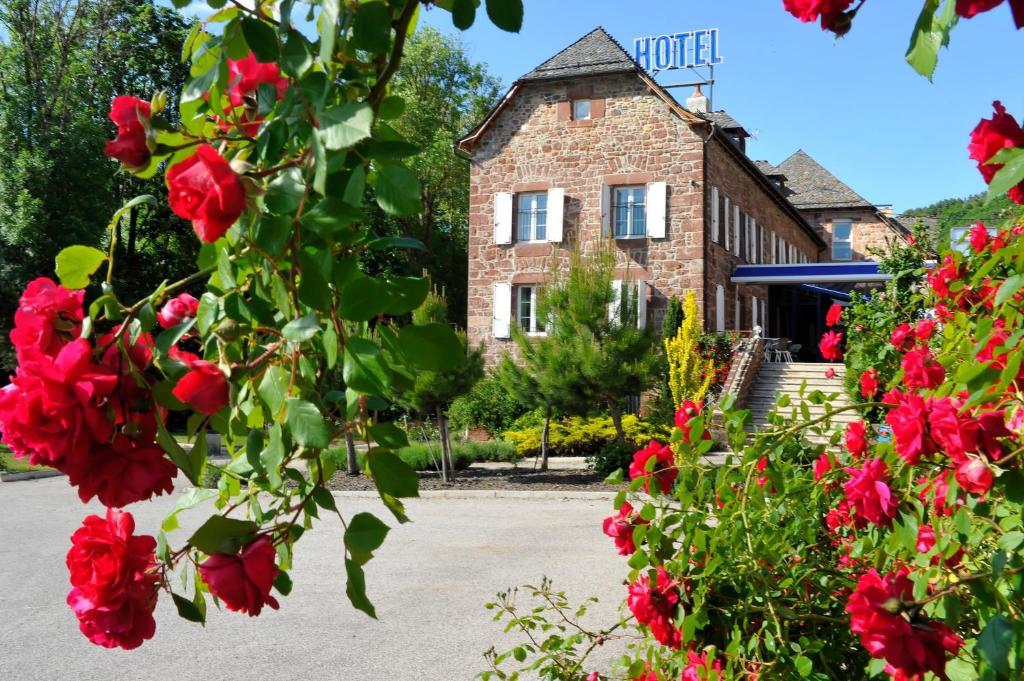 Logis Hotel Restaurant Les 2 Rives - A75, En Bordure De Riviere バナサック エクステリア 写真