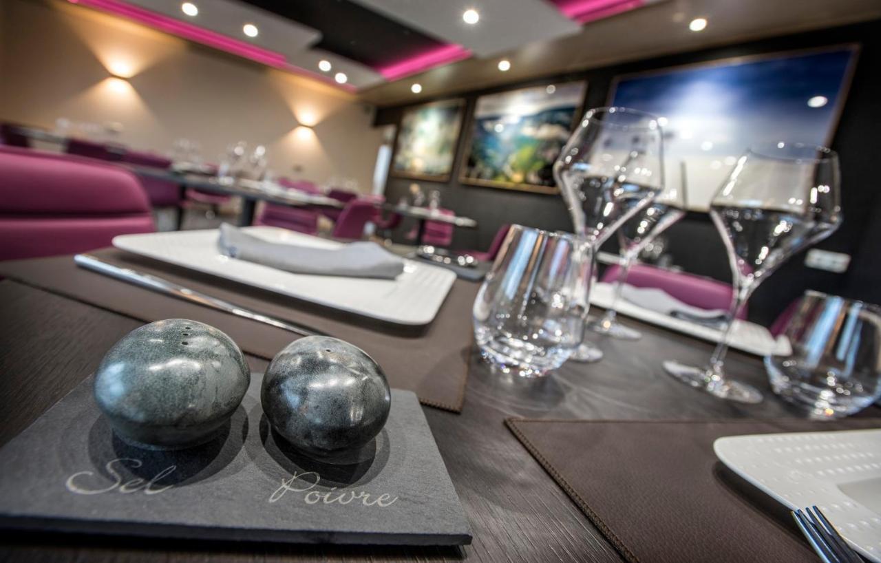 Logis Hotel Restaurant Les 2 Rives - A75, En Bordure De Riviere バナサック エクステリア 写真